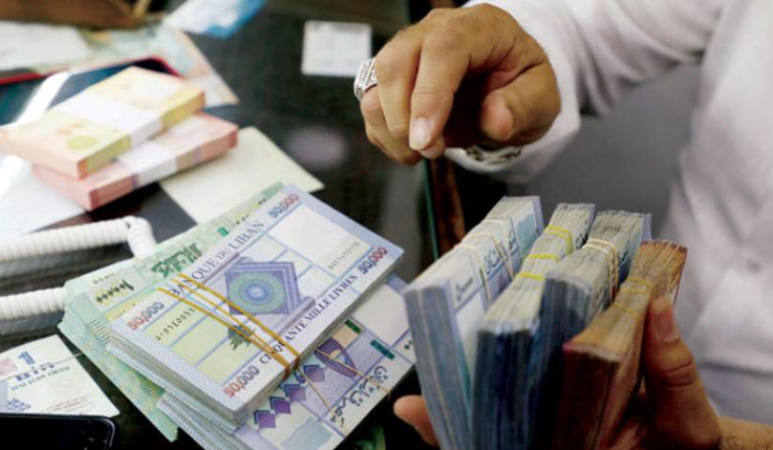 بعد انهيار الليرة... اللبنانيون يتنقلون بأكوام مال لا قيمة لها