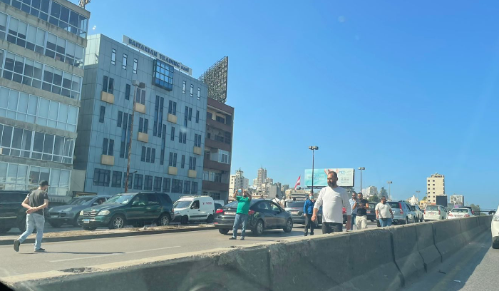 قطع اوتستراد الدورة-الكرنتينا من قبل أصحاب السيارات العمومية