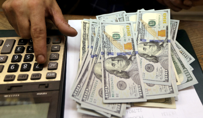 كيف يتم التداول بسعر صرف الدولار؟