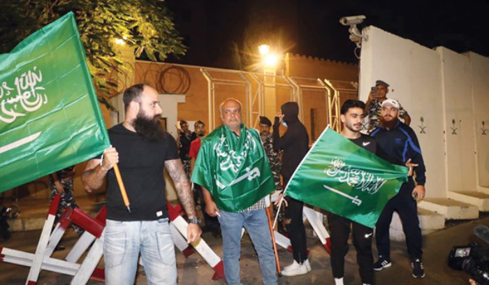 الكويت والإمارات تنضمان إلى السعودية والبحرين بسحب السفراء وديبلوماسيين وقطر تستنكر «التصريحات غير المسؤولة»<br />
القطيعة الخليجية للبنان تتسع.. والأزمة تشتد