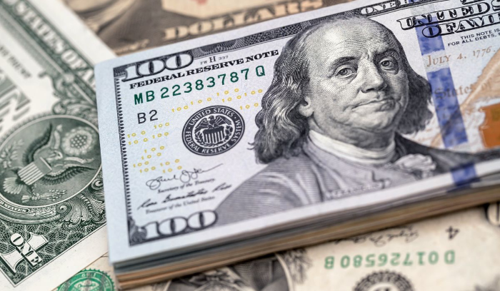 على أي سعر يتم التداول بالدولار؟