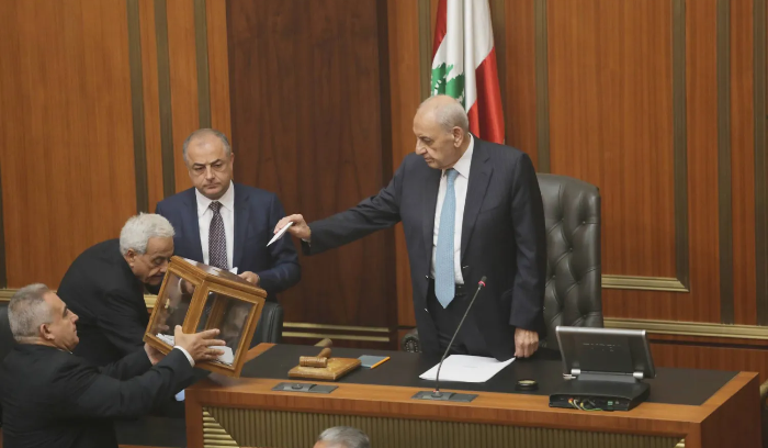 انتخاب رئيس للبنان يتأرجح مناصفة بين التفاؤل والتشاؤم<br />
هل تحسم المعارضة خيارها وتخرج من المناورة والإرباك؟