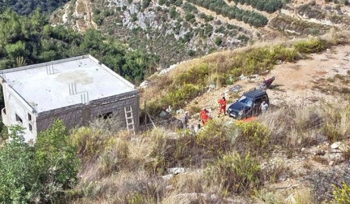 إصابة عاملين جراء سقوطهما من مرتفع