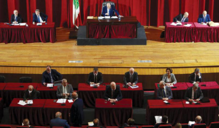 اشتباك سياسي يحاصر قانون الانتخاب ويهدد الاستحقاق النيابي<br />
الحكومة أولى ضحايا «العاصفة الدموية» في الطيونة