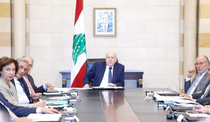 رسالة دعم من ماكرون للبنان.. «الثنائي» يضيف إلى شرط «قبع» القاضي بيطار.. رئيس الحكومة يعقد لقاءات وزارية مصغرة لمعالجة الأمور المستعجلة<br />
اجتماع بعبدا لم يكسر حظر اجتماعات الحكومة.. ودعوات للعصيان