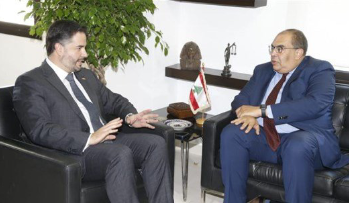 وزير الاقتصاد يوضح ما نُسب إليه عن تثبيت سعر الصرف على 12 ألف ليرة