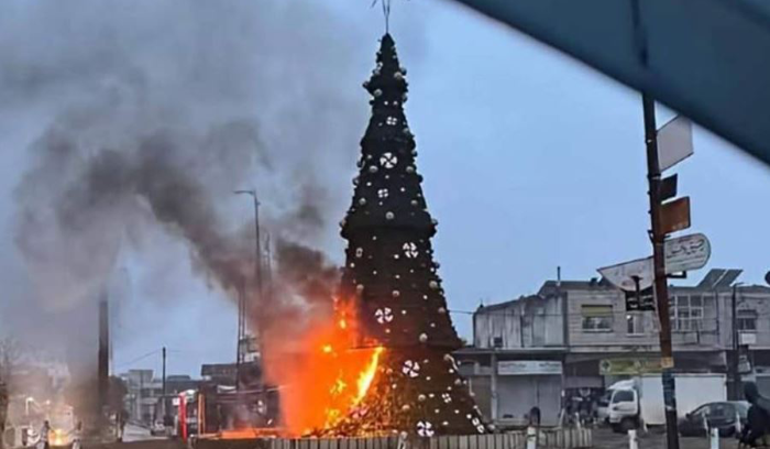 تظاهرات في دمشق احتجاجًا على حرق شجرة الميلاد في حماة