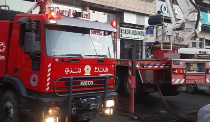 إهماد حريق داخل منور مجمع تجاري في الزلقا