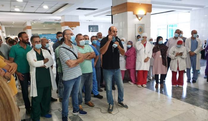 موظفو مستشفى رفيق الحريري أعلنوا الإضراب المفتوح