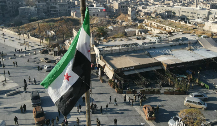 العالم يبدأ بكسر الحصار عن سوريا... وجنبلاط يعبّد طريق بيروت - دمشق غداً