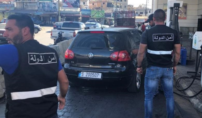 جولة لأمن الدولة في محطات صور لتنظيم تعبئة البنزين
