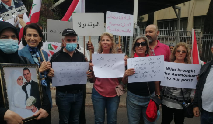 أهالي شهداء المرفأ اعتصموا أمام قصر العدل: لا لتهديد بيطار وتمييع التحقيق