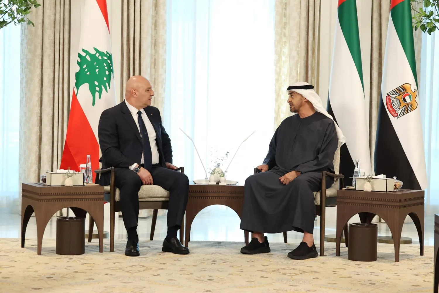 قمة لبنانية إماراتية في أبوظبي لمرحلة جديدة من العلاقات المثمرة<br />
عون: الماضي أصبح وراءنا وننظر إليه لأخذ العبر فقط