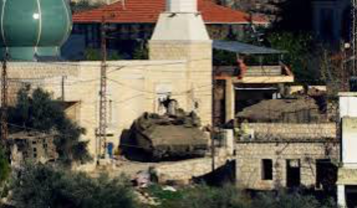 اللقاء الديموقراطي يتلقف التحولات الدولية ويرشح قائد الجيش لرئاسة الجمهورية<br />
فرنجية: أنا مستمر بترشيحي ولن نشارك في إيصال رئيس لا يملأ الموقع المسيحي الأول<br />
نزوح سوري كثيف باتجاه لبنان... وجنبلاط حريص على حماية دروز سوريا