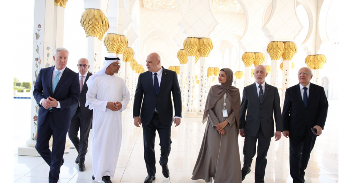 بيان إماراتي - لبناني: السماح بسفر المواطنين بعد اتخاذ الإجراءات اللازمة لتسهيل حركة التنقل.. وقيام صندوق أبوظبي للتنمية بإرسال وفد إلى لبنان لبحث وتقييم مشاريع التعاون المشترك<br />
عون يختتم زيارة أبوظبي واتفاق لإنشاء مجلس أعمال مشترك بين البلدين