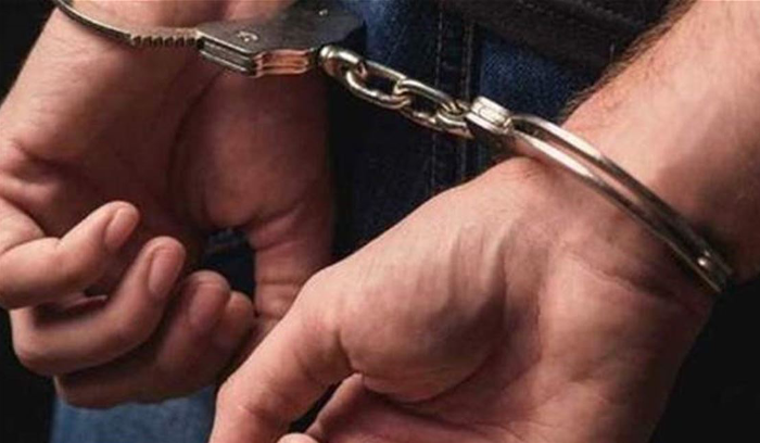 توقيف مواطنَين بعد تعرضهما لأحد رجال الدين