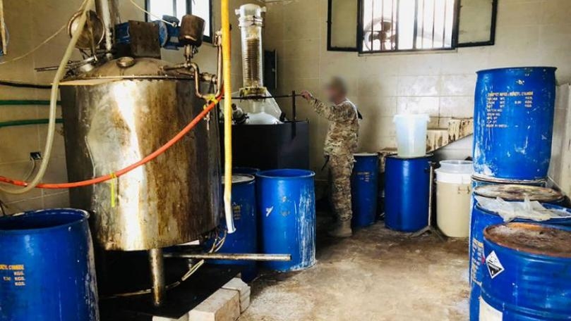 بالصور | الجيش يدهم معملًا لتصنيع الكبتاغون
