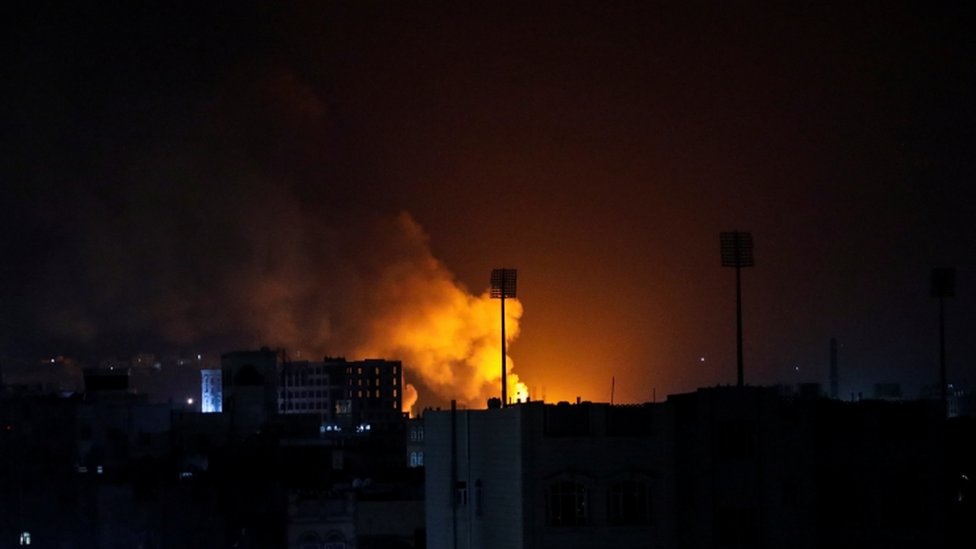 مروحية أباتشي إسرائيلية استهدفت بلدة طيرحرفا في الجنوب اللبناني  بأربعة صواريخ