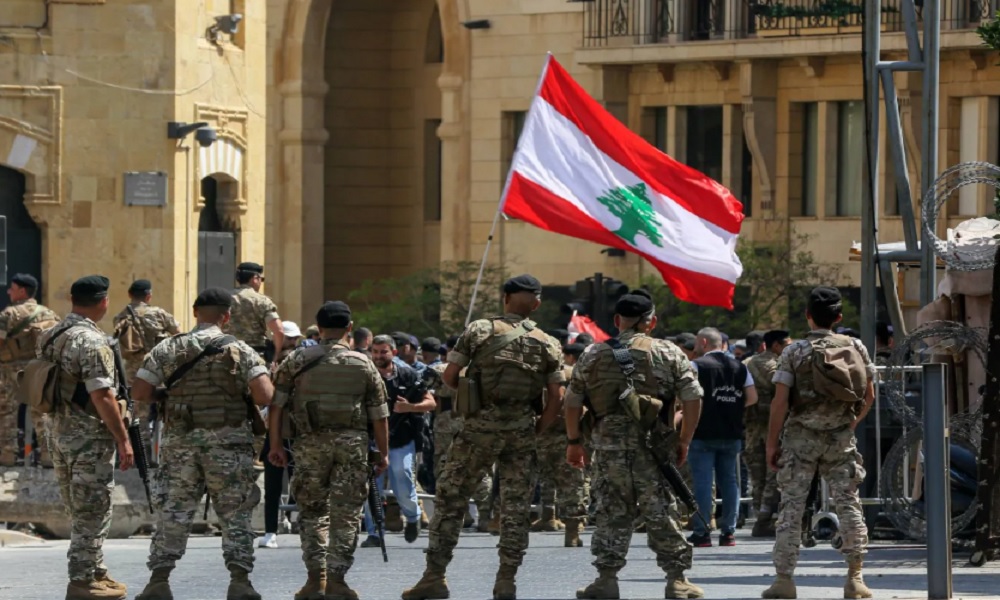 الجيش يتسلم فلسطينيا ثالثا مشتبها بتورطه بعمليتَي إطلاق الصواريخ