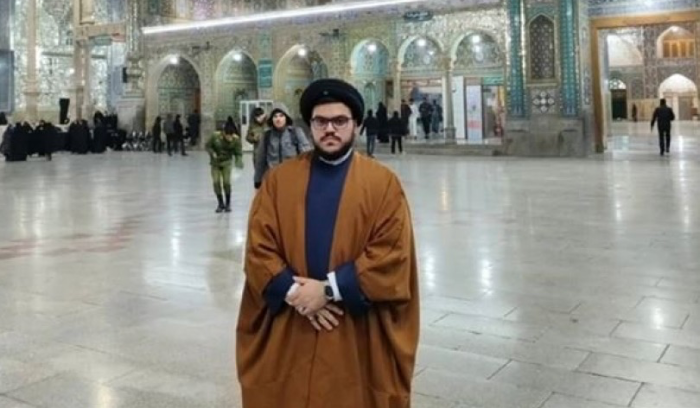 ارتدى عمامة والده على يدّ الخامنئي... صورة لنجل نصرالله في إيران!