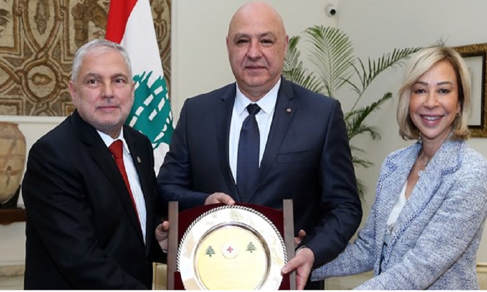 عون مقدماً راتبه للصليب الأحمر: أنتم مثالنا الأعلى
