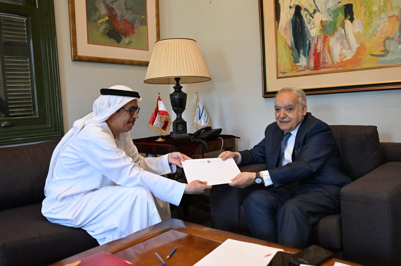 وزير الثقافة تسلم دعوة من القائم بالأعمال الاماراتي لإلقاء محاضرة في مؤتمر عن الاوضاع الدولية