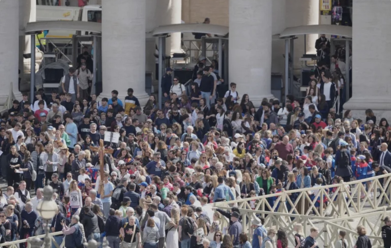 الفاتيكان يترقب تصاعد الدخان الأبيض لاختيار خليفة البابا فرانشيسكو
