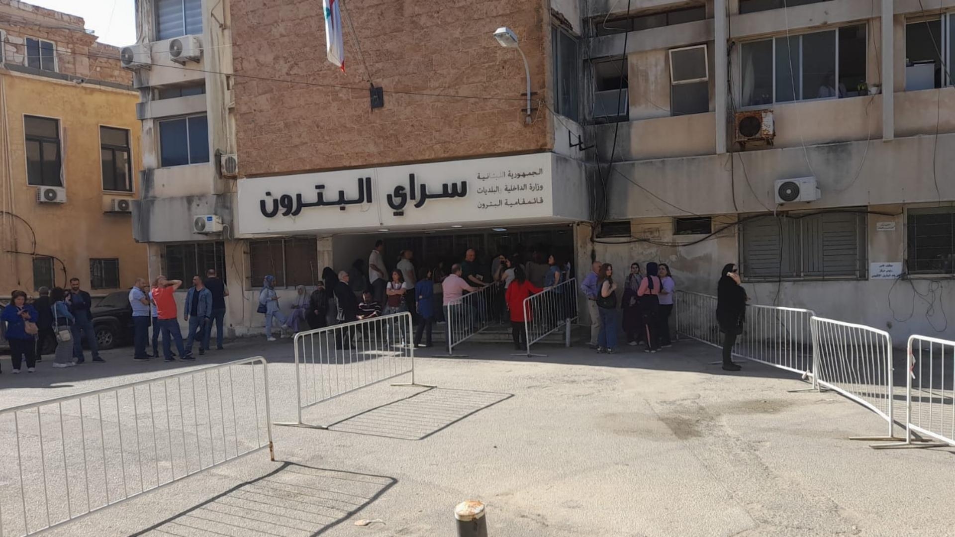 سلاسة في تسليم صناديق الاقتراع في البترون رغم الفوضى المحدودة