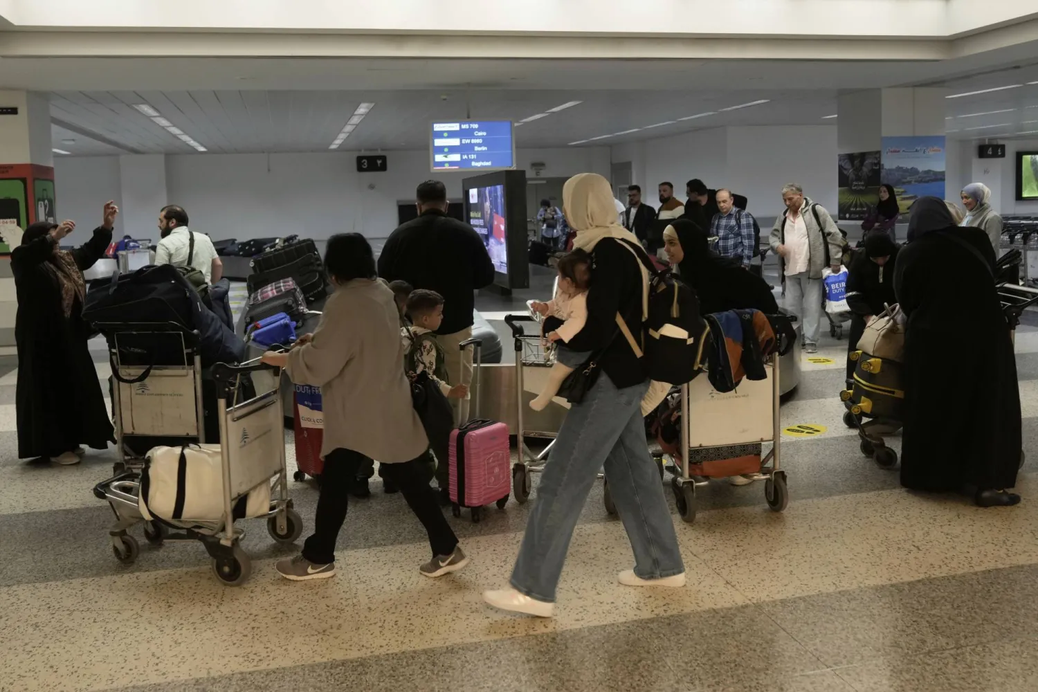 إحباط محاولة تهريب ذهب لـ«حزب الله» من مطار بيروت وفصل عشرات الموظفين<br />
السلطات اللبنانية تحاول تخفيف قبضة الجماعة على البلاد