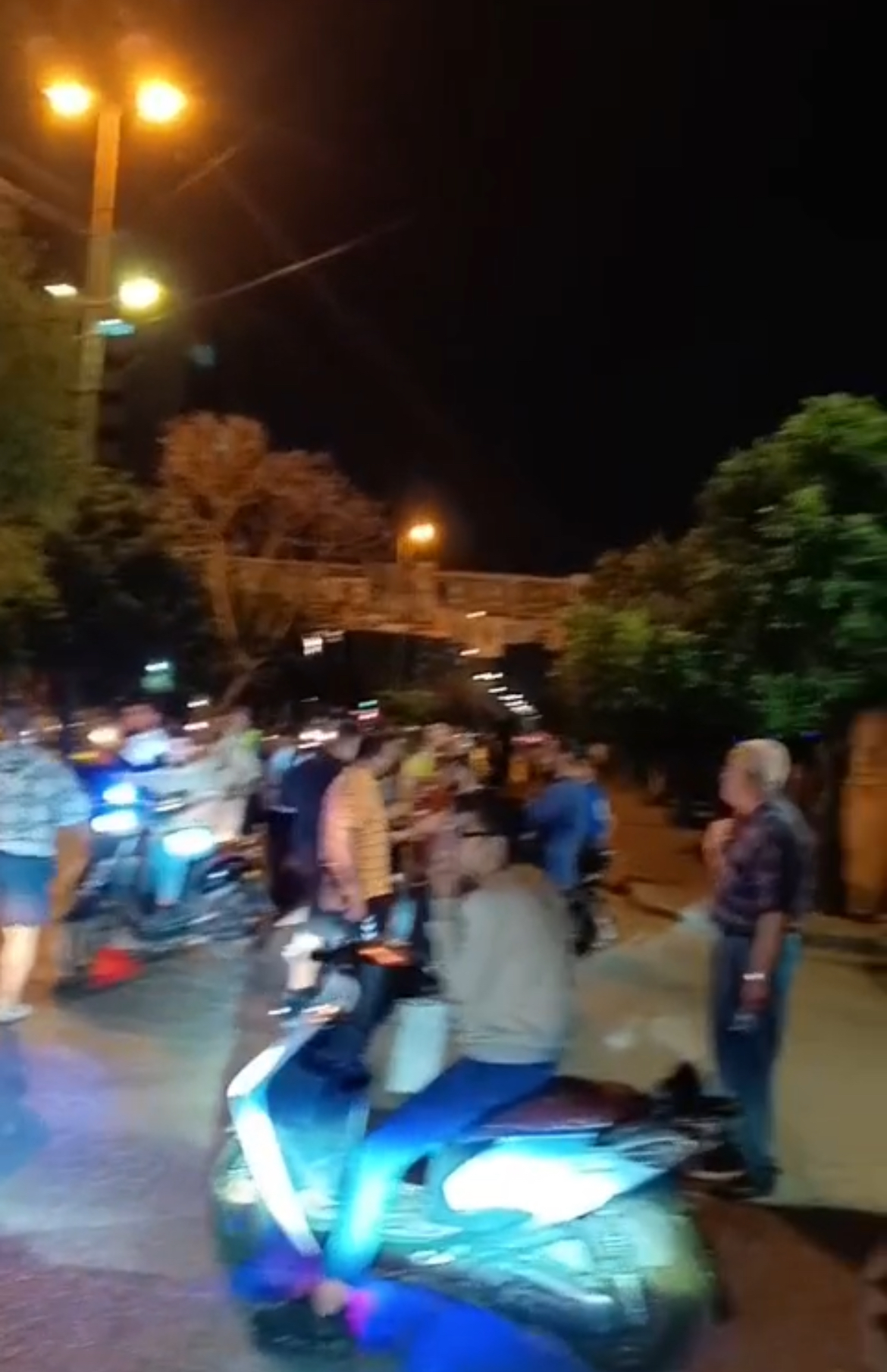بالفيديو - قطع جميع الطرقات المؤدية إلى ساحة النور في طرابلس