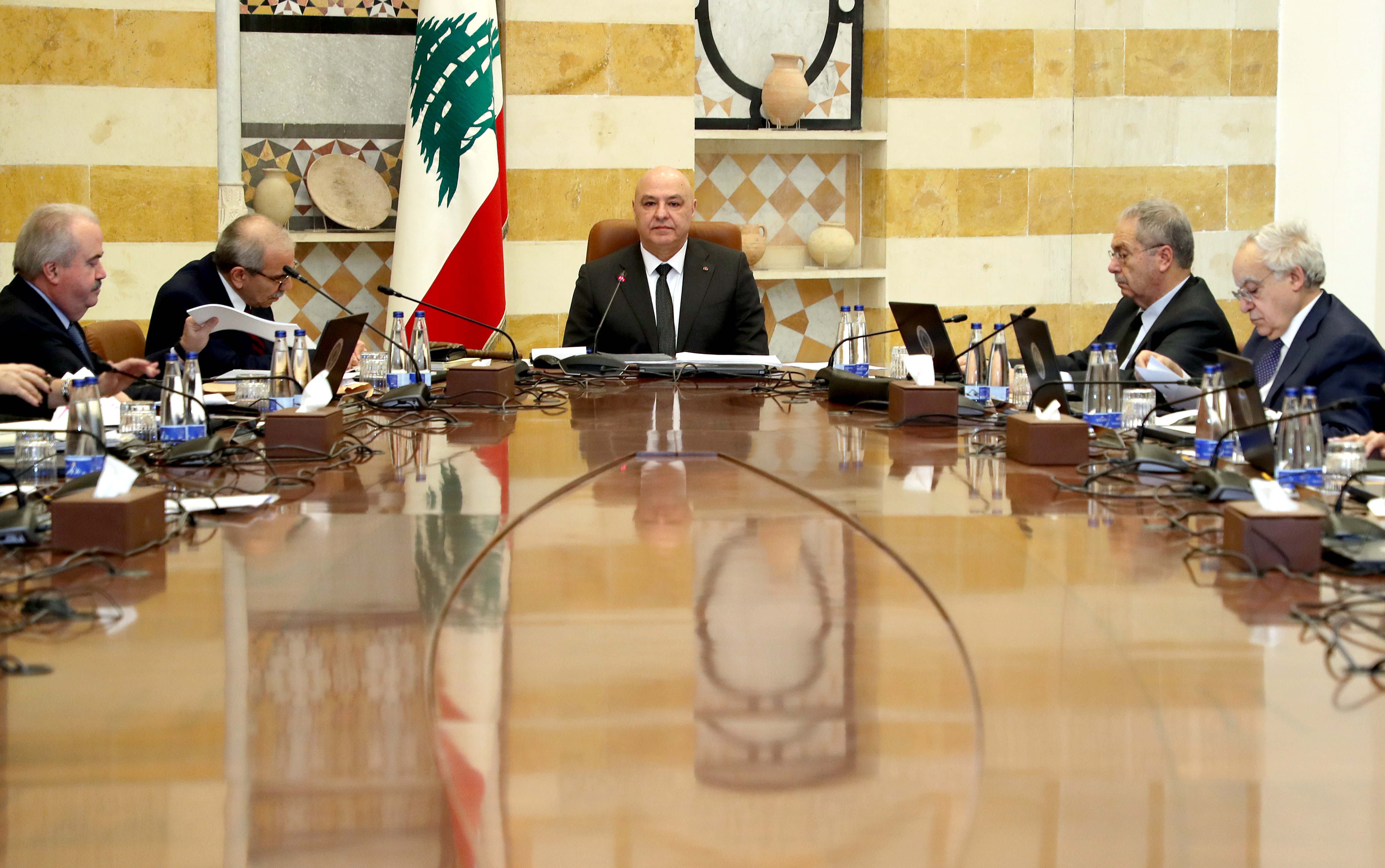 تعيينات في مجلس الإنماء غداً.. والتشكيلات الدبلوماسية على نار حامية مع المداورة<br />
<br />
الكويت ترفع التمثيل الدبلوماسي وعون إلى مصر.. وسلام لمواجهة حازمة للرشوة والرصاص الطائش