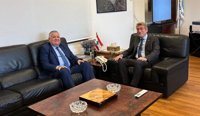 فياّض بحث مع النقيب زينون تلف قوارير الغاز المتضررة جرَاء العدوان الاسرائيليّ