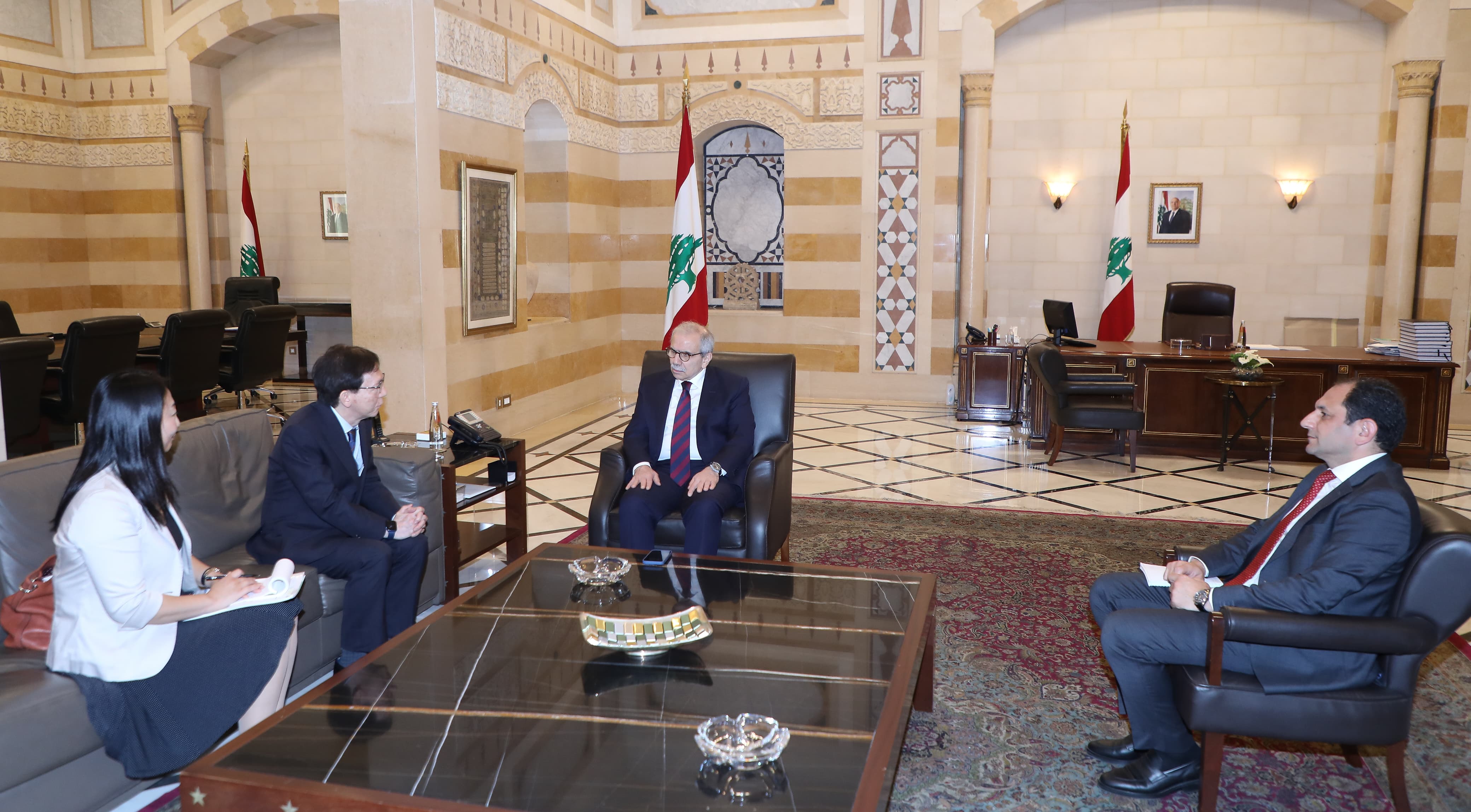 نواف سلام يستعرض مع السفير دمشقية تحركات لجنة الحوار اللبناني الفلسطيني
