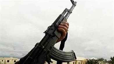 إصابة شاب بجروح حرجة وفرار مطلق النار