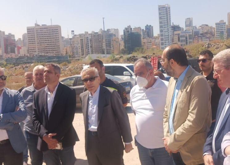 وزير الاقتصاد ووزيرة البيئة يتفقدان إهراءات مرفأ بيروت
