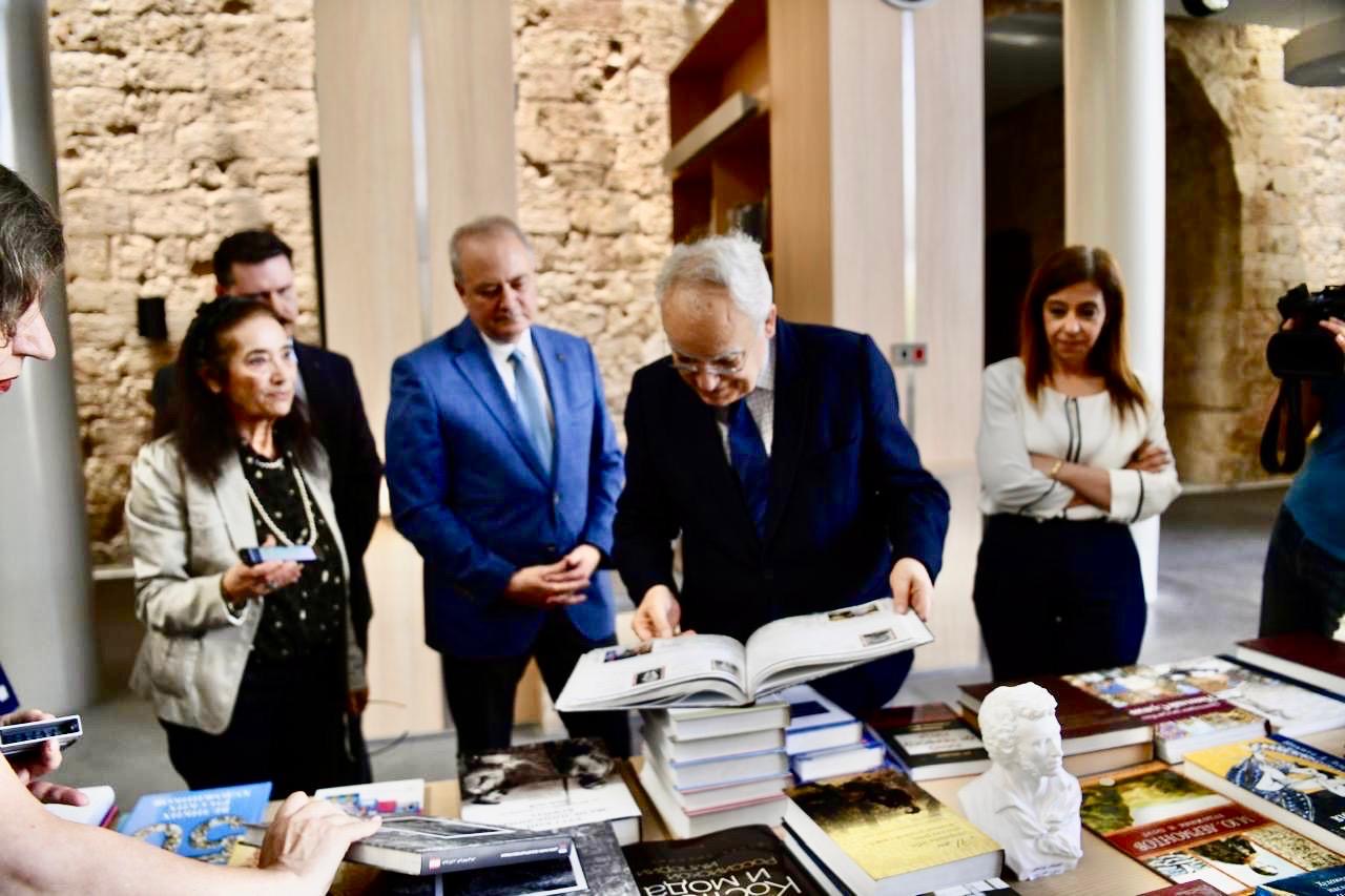 وزير الثقافة تسلم من السفير الروسي مجموعة كتب هبة الى المكتبة الوطنية: خطوة على درب تعزيز العلاقات الثقافية