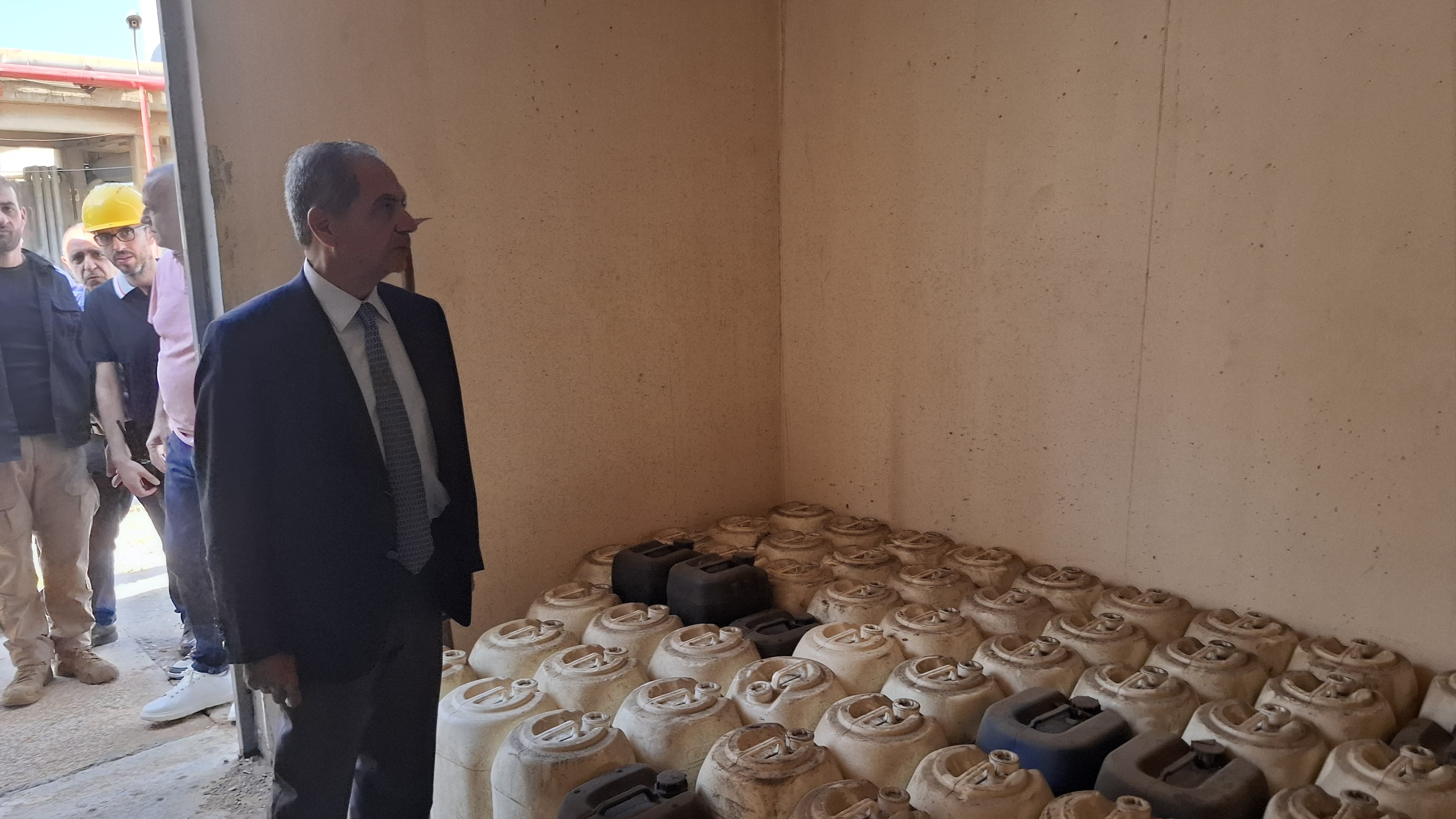 الصدي تفقد معمل الزوق وعاين المواد الكيميائية التي يعمل على ترحيلها