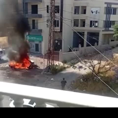 بالفيديو- استهداف سيارة بمسيّرة إسرائيلية في بلدة عين بعال جنوب لبنان… هل من إصابات؟