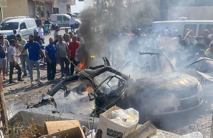 بالفيديو- استهداف سيارة بمسيّرة إسرائيلية في بلدة عين بعال جنوب لبنان… هل من إصابات؟