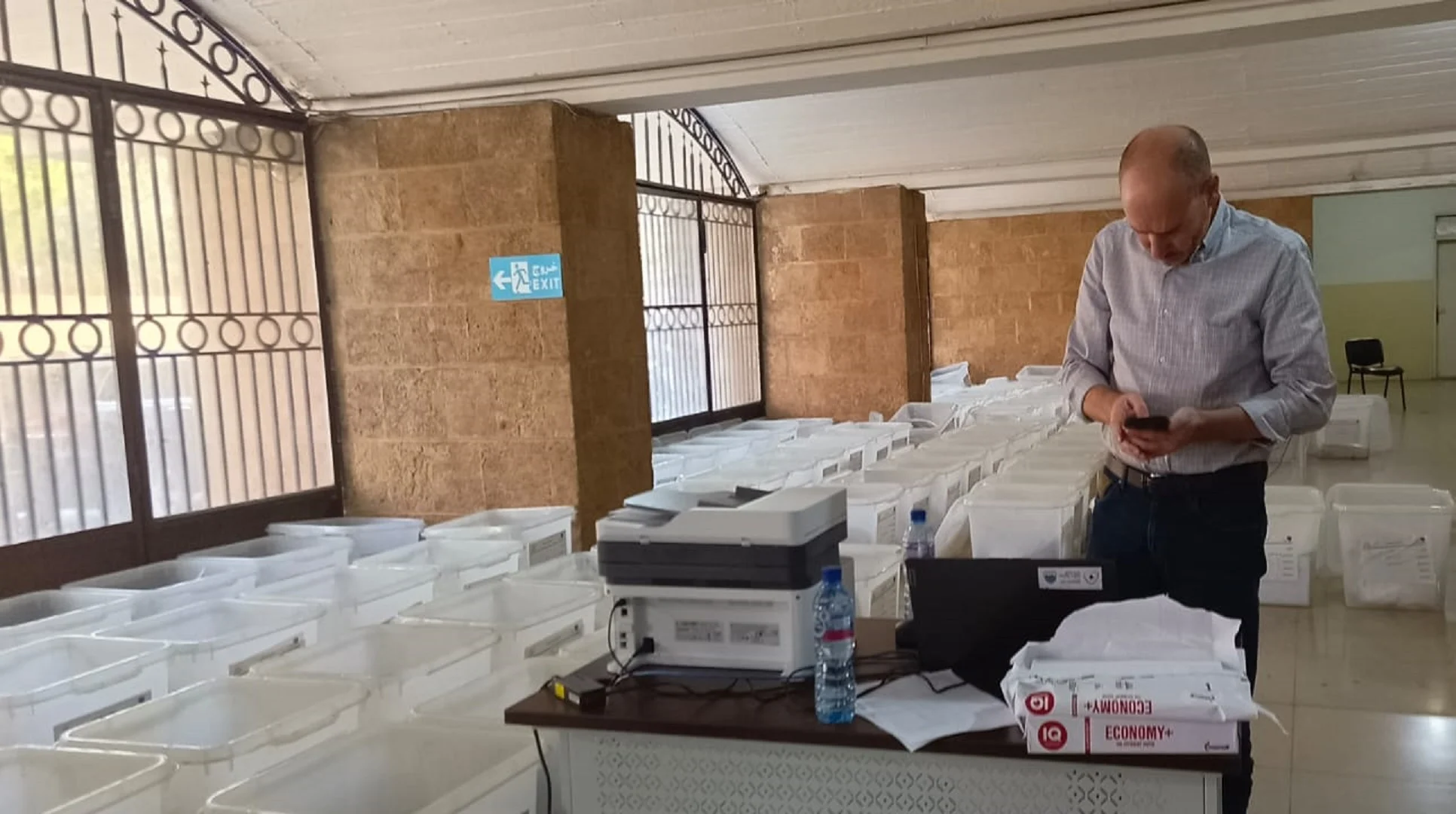 محافظ الجنوب يشرف على تجهيز صناديق الاقتراع استعداداً لتسليمها فجر الجمعة
