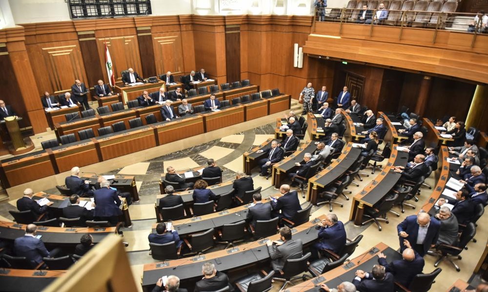 هجوم مسلح ضخم يستهدف منزل نائب لبناني بأكثر من 15 سيارة