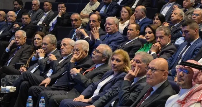 سلام يرفض عسكرة المخيمات ويؤكد على احترام سيادة لبنان خلال تكريم محمود عباس