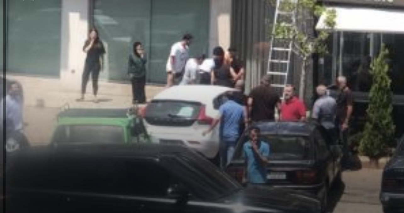 إصابة شاب بجروح حرجة إثر سقوطه عن عمود كهرباء في شكا