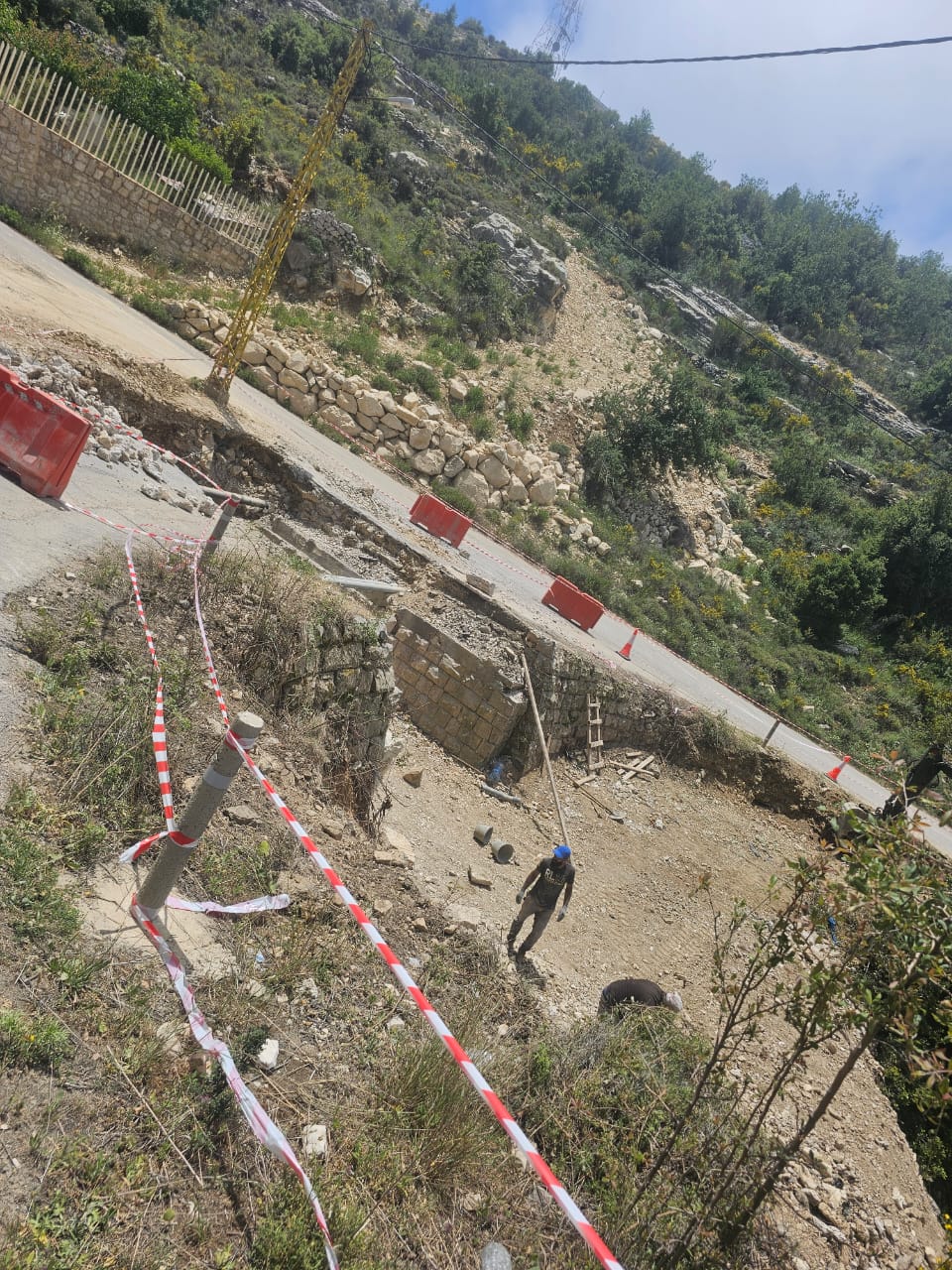 بدء أعمال تأهيل جسر مشمش لحفد بعد انهياره منذ أشهر