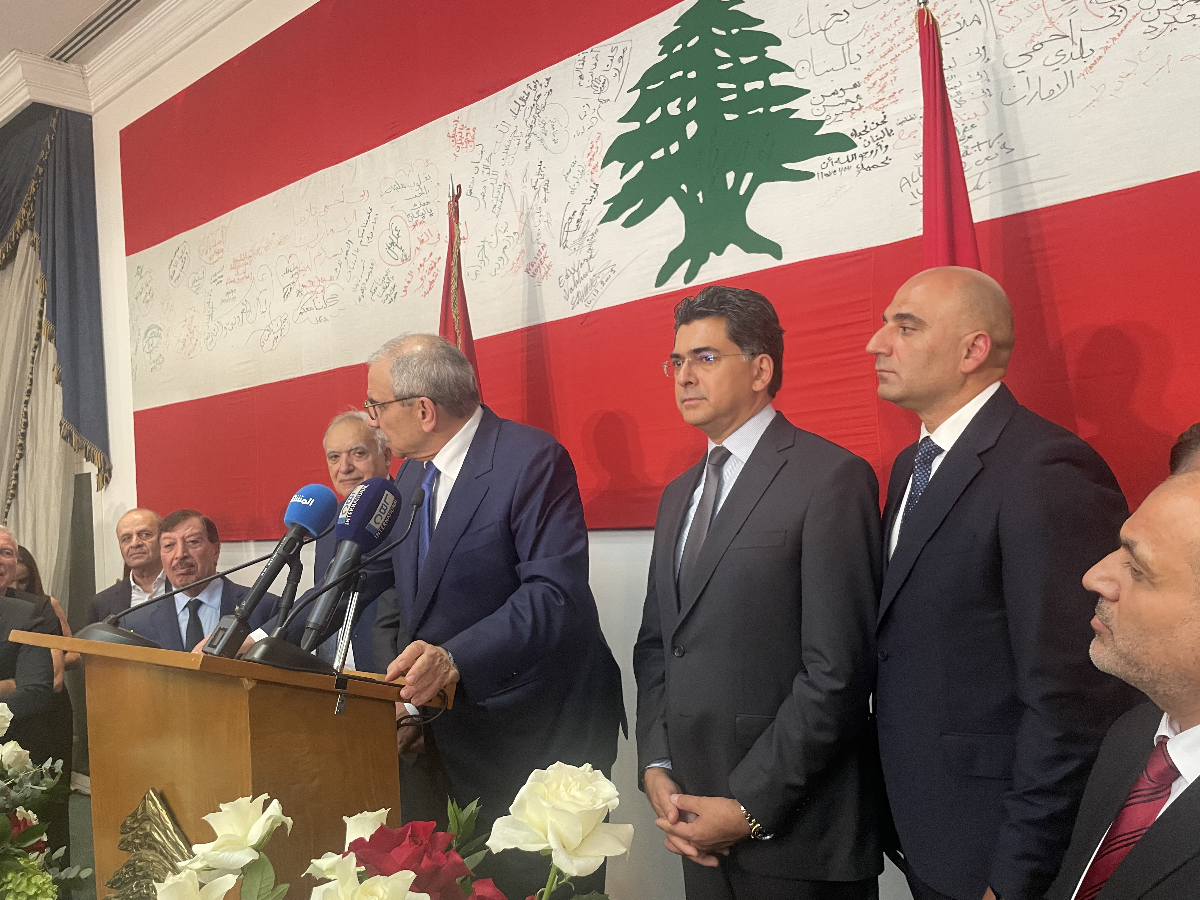 انفجرت بين نواف سلام و