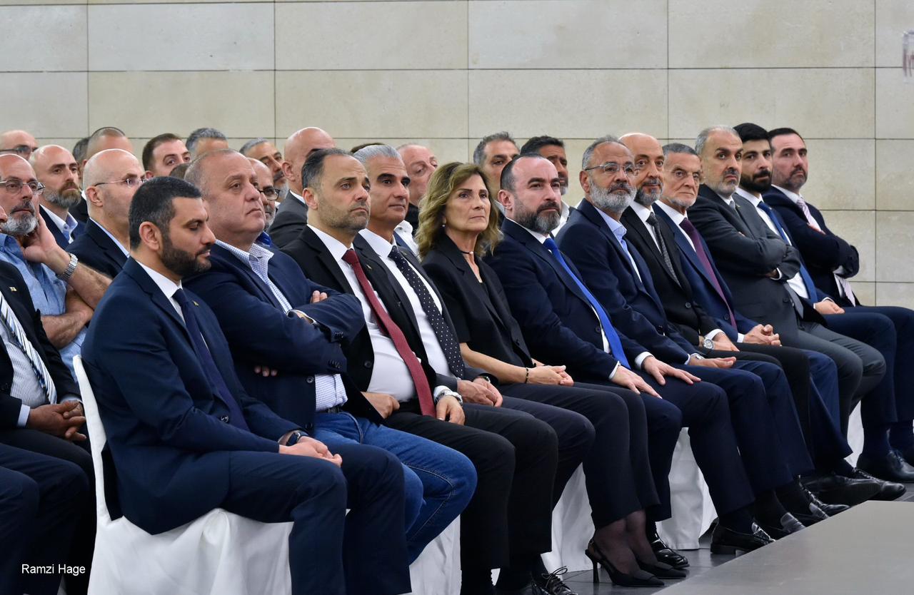 تسليم بطاقات الإنتساب إلى مناصري القوات اللبنانية