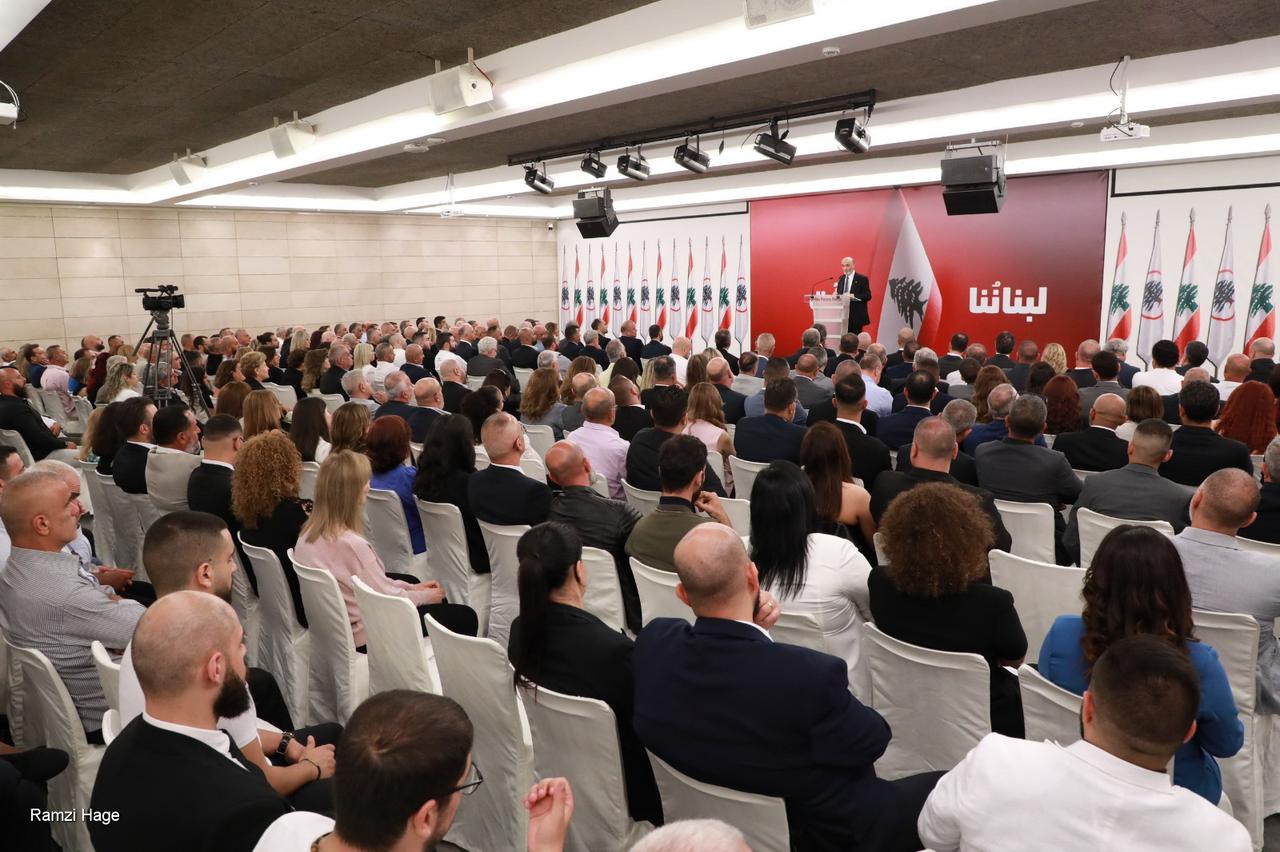 تسليم بطاقات الإنتساب إلى مناصري القوات اللبنانية