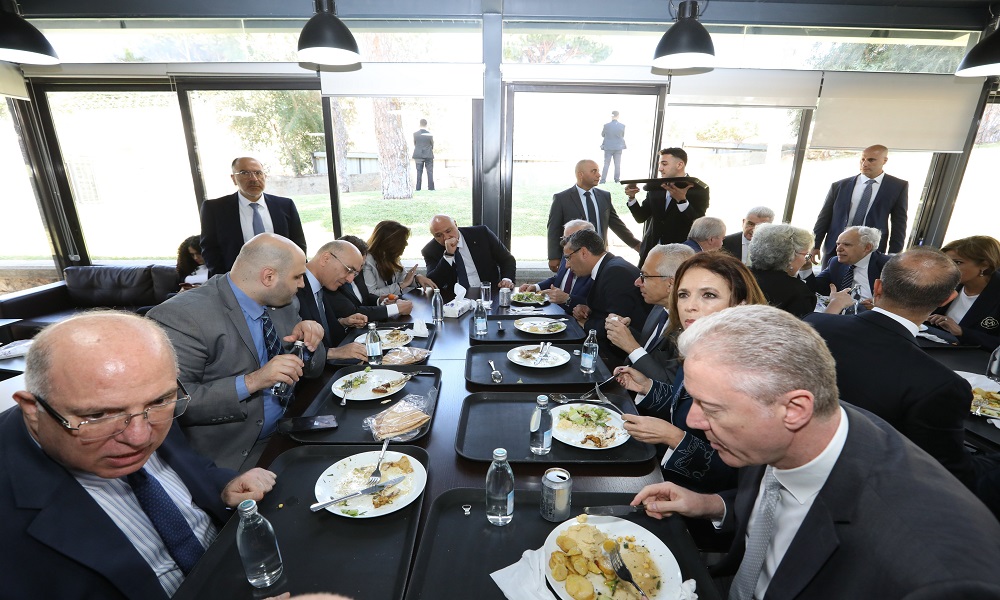 الوزراء إلى “cantine” بعبدا… استراحة غداء قبل استئناف الجلسة