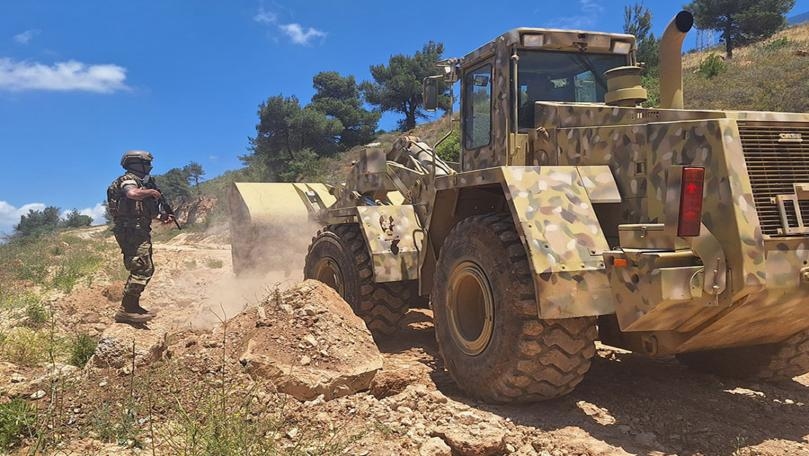 الجيش يفتح طرقات رغم اعتراض دورية إسرائيلية لهم