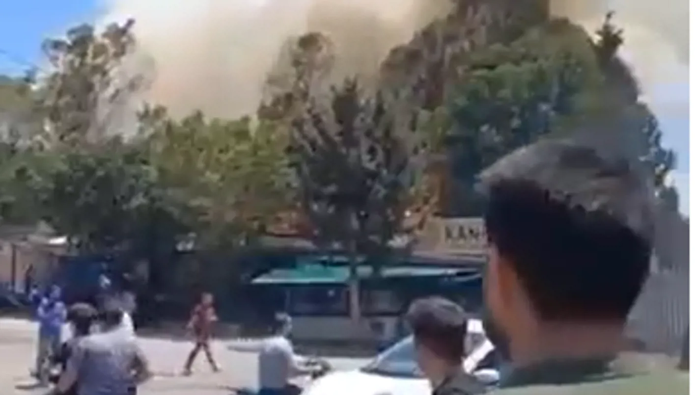 بالفيديو - حريق كبير أمام مدخل الجامعة اللبنانية في الحدث
